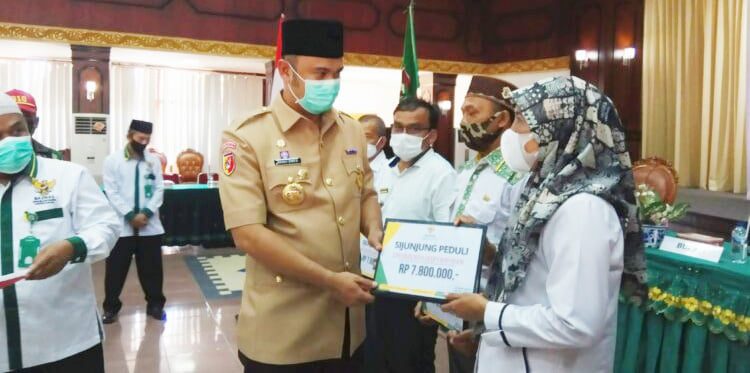 Bupati Sijunjung, Benny Dwifa menyerahkan zakat kepada mustahiq. Kegiatan ini merupakan tindak lanjut program Sijunjung berzakat yang telah dicanangkan.