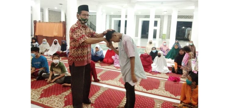 40 Anak Yatim di Seberang Padang Terima Santunan Pendidikan 1 Sebanya 40 anak yatim di Kelurahan Seberang Padang, Kecamatan Padang Selatan menerima santunan pendidikan dari Pengurus masjid Al-Fath Goba Seberang Padang, Sabtu (10/7).