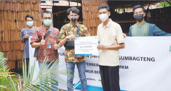 PLN Peduli Serahkan Bantuan kepada UMKM Kelompok Pemuda Kreatif 1 PT PLN (Persero) UIP Sumbagteng serahkan bantuan untuk membangun kumbung jamur dan memproduksi baglog jamur kepada kelompok pemuda kreatif yang tergabung kedalam Kelompok Usaha Bersama (Kobe) Jamur Bertuah.