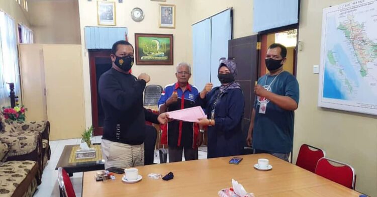 SERAHKAN— Kapolres Padang Pariaman AKBP Dian Nugraha bersama LAMI Padang Pariaman serahkam bantuan sosial untuk penderita kanker darah.