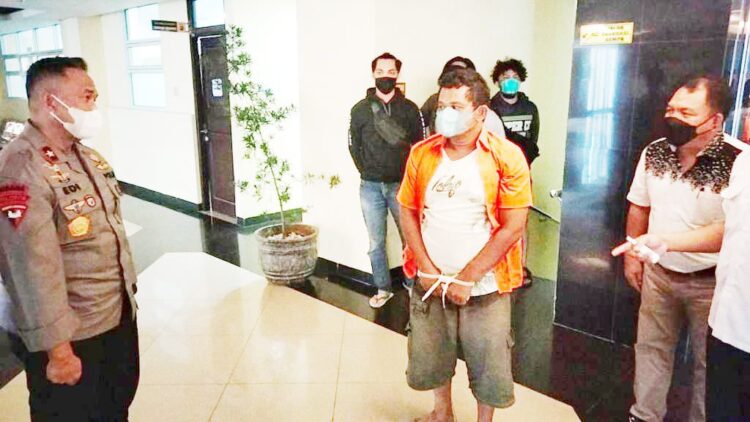 Ditangkap, Hobi Izet jadi Sumbayang jo Mangaji, Ngaku Tertekan Sejak Video Viral, Polisi: Terancam 9 Tahun Penjara 1 DINASIHATI— Wakapolda Sumbar, Brigjen Pol Edi Mardianto menasihati preman Izet setelah ditangkap di Tanah Datar.