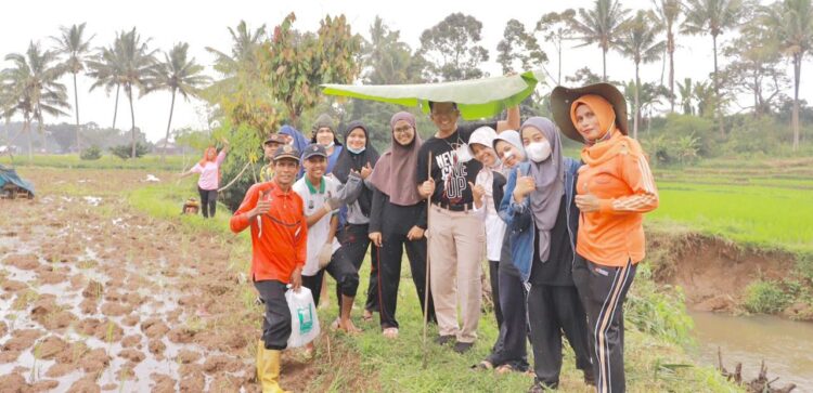 Wakil Wali Kota Payakumbuh Erwin Yunaz bersama Kelompok Pencinta Sungai (KPS) Sawah Padang Aua Kuniang dan mahasiswa KKN Gotong Royong (goro) bersama membersihkan Batang Sakali agar selalu bersih.