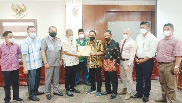 PERTANYAAN SIKAP— KMP Bank Nagari menyerahkan pernyataan sikap kepada 
Ketua Komisi III DPRD Provinsi 
Sumbar, Afrizal.