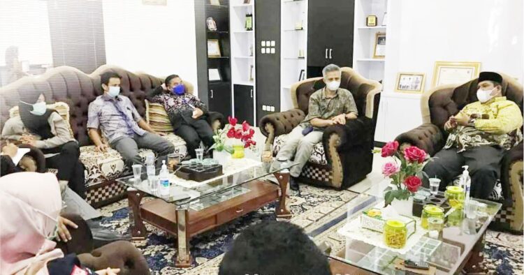 DIALOG—Ketua KPU Padangpariaman Zulnaidi  saat audensi dengan Bupati Padangparuiaman Suhatri Bur.