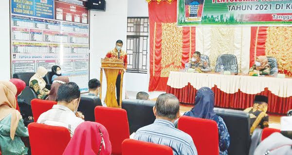 SOSIALISASI PENERAPAN PPKM—  Kabag Hukum Yopi Setko Kota Padang Yopi Krislova saat menyosialisasikan penerapan PPKM di Kecamatan Nanggalo, beberapa waktu lalu.