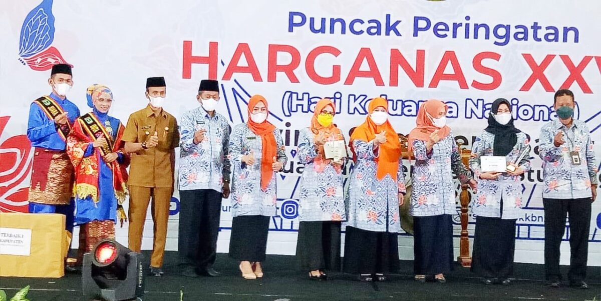 Kabupaten Tanah Datar berhasil menyabet tujuh prestasi sekaligus yang diumumkan dalam peringatan Hari Keluarga Nasional Harganas XXVIII tahun 112021 di Padang