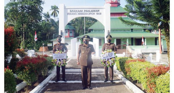 Momen Hari Bhakti Adhyaksa (HBA) ke-61 Mengusung Tema “Berkarya untuk Bangsa”, Kejari Agam: Terus Berbagi di Masa Pandemi dan Tetap Patuhi Prokes Covid-19 1 Kajari Agam Rio Rizal SH,MH bersama Kasi intelijen Devitra Romiza SH,MH dan Kasubagbin Ade hary Marias SH melakukan ziarah kubur kemakam pahlawan Siti Manggopoh.