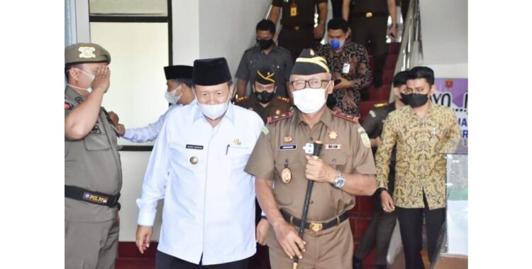 KUNJUNGAN— Berkunjung ke Agam, Kajati Sumbar Dr. Anwarudin Sulistiyono disambut Bupati Agam Andri Warman dan menyatakan siap mendukung program revitalisasi Danau Maninjau.