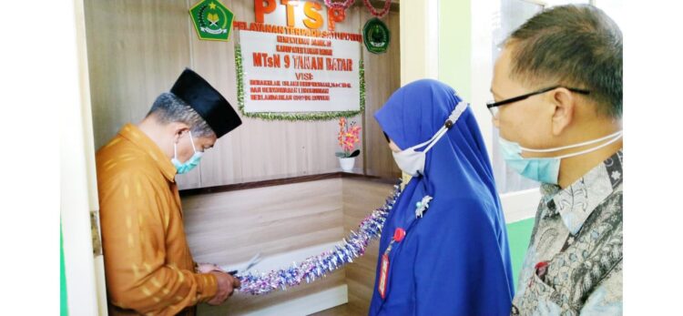 RESMIKAN— Kakankemenag Tanahdatar H.Syarul resmikan pelayanan terpadu satuan pendidikan.