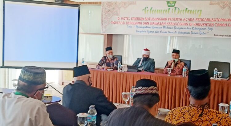 Ka Kankemenag Kabupaten Tanah Datar H. Syahrul didampingi Kasi Bimas H. Alinardius membuka secara resmi acara Pengarusutamaan Moderasi Beragama dan Wawasan Kebangsaan di Kabupaten Tanah Datar, Kamis (14/7).