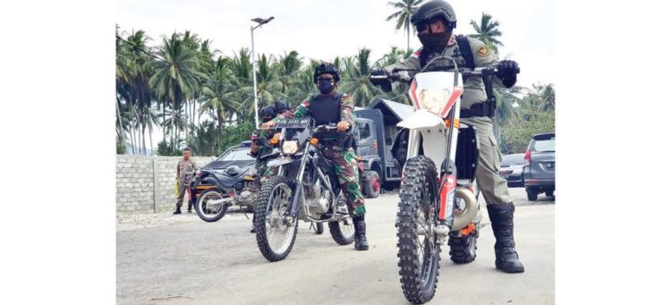 Kejar MIT Pimpinan Ali Kalora, TNI dan Polri Patroli Skala Besar 1 PATROLI— Kapolda Sulteng Irjen Abdul Rakhman Baso dan Danrem 132/Tadulako Brigjen TNI Farid Makruf melakukan patroli skala besar untuk pengejaran kelompok MIT.