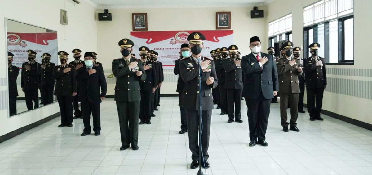 Kapolres Tanahdatar AKBP Rokhmad Hari Purnomo pimpin upacara HUT B11hayakara. chandra antoni