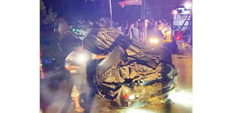 Gagal Nyalip, 3 Mobil Tabrakan Beruntun di jalan lintas Padang-Bukittinggi, Kecamatan Sintoga 1 MOBIL TERBALIK— Salah satu mobil terbalik setelah mengalami tabrakan beruntun di Kecamatan Sintoga, Kabupaten Padangpariaman.