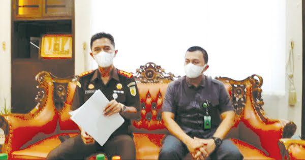 KASUS KORUPSI— Kajari Sijunjung, Efendri Eka Saputra memberikan keterangan pers terkait penyidikan kasus dugaan korupsi BUMD PT Sijunjung Sumbar Energi.