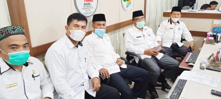Ka Kankemenag Kabupaten Tanah Datar H. Syahrul didampingi Kasubbag TU H.Yusmarli, Kasi Bimas H. Alinardius dan Kasi PHU H. Erizal mengikuti Sosialisasi SE. 15 Tahun 2021.