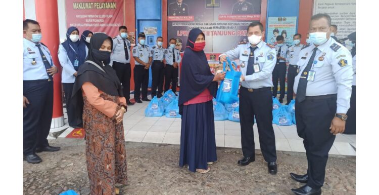 SERAHKAN BANTUAN— Kepala LPKA Tanjung Pati, Ronald Heru Praptama didampingi sejumlah Pejabat LPKA langsung ke rumah masyarakat sekitar yang terdampak Covid-19 untuk  menyerahkan bantuan.