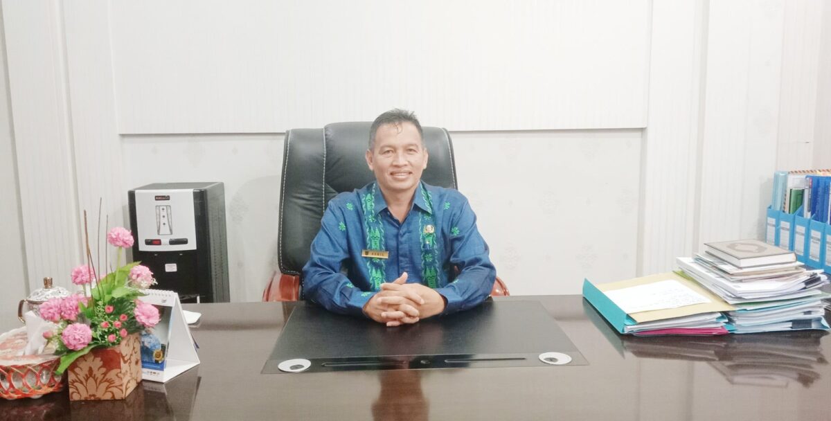 Kepala Dinas Pendidikan Kota Saw11a11hlunto Asril diruang kerjanya.