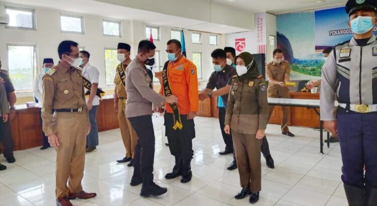 PENGUKUHAN— Bupati Limapuluh Kota Safaruddin Dt.Bandaro Rajo  dan Kapolres  AKBP. Trisno Eko Santoso kukuhkan Duta Prokes.