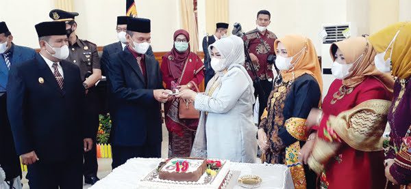 Ketua DPRD Fitria Nora menyerahkan kue HUT kota kepada wali kota disaksikan wakil wali kota.