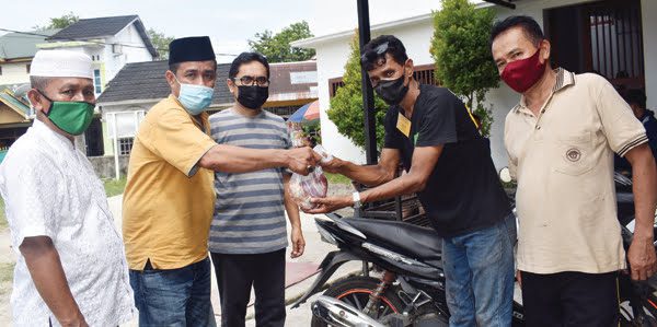 Pelaksanaan Terapkan Prokes, Kurban di Masjid An-Nur, di Jalan Jeruk Blok G RW XI Belimbing, Kelurahan Kuranji, Sebanyak 13 Sapi dan 3 Kambing 1 Ketua Panitia kurban Usman Gumanti yang juga Ketua RW XI menyerahakan secara simbolis daging kurban kepada Ketua RT 02 Edi Satriawan didampingi Ketua Pengurus Masjid An- Nur H.Edismar Murad.