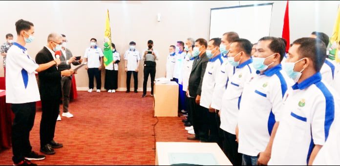 PELANTIKAN— Ketum Pengprov PBSI Sumbar Alfiiadi melantik pengurus Pengcab PBSI Padang periode 2021-2025.