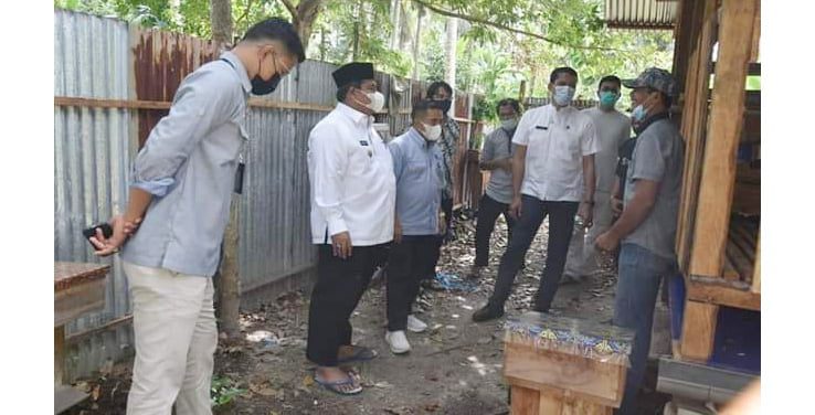 EDUKASI—Bupati Padangpariaman Suhatri Bur saat memberikan edukasi kepada warga untuk melawan penularan Cavid-19.