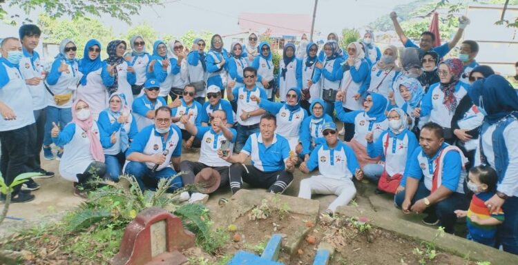 BSC Kota Padang Eksis Bangun Komunitas Jalan Sehat, Memotivasi Kabupaten dan Kota Dirikan Komunitas yang Sama 1 FOTO BERSAMA— Usai jalan kaki mewujudkan rasa bahagia anggota BSC sesi foto bersama di Posko, Jalan Bukit Gado-gado, Gunuang Padang, Minggu (4/7).