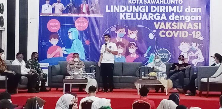 VAKSIN MASSAL— Wali Kota Sawahlunto Deri Asta meresmikan peluncuran gebyar vaksinasi massal di Kota Sawahlunto, beberapa waktu lalu.