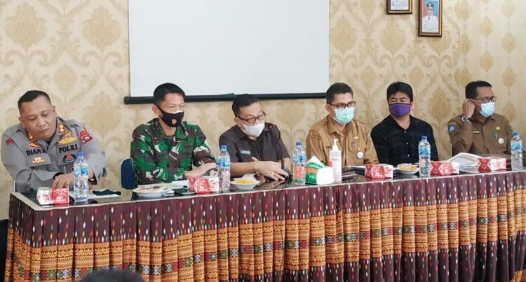 RAPAT— Brigadir Jenderal Drs. Suwondo, kepala Badan Intelijen Daerah (Kabinda) Provinsi Sumatera Barat saat rapat penetapan Padangpariaman sebagai tuan rumah vaksin massal pelajar.