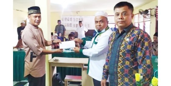 Maksimalkan Pengelolaan Zakat, Baznas Kabupaten Sijunjung Dorong Bentuk UPZ di Setiap Nagari 1 SERAHKAN ZAKAT— Ketua Baznas Sijunjung Hidayatullah menyerahkan bantuan kepada warga pada saat acara sosialisasi zakat dan pembentukan UPZ di Kantor Wali Nagari Buluh Kasok, Kecamatan Lubuk Tarok.