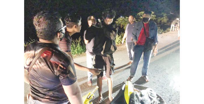 PENGEDAR DITANGKAP— Kasat Narkoba AKP Hendri Has bersama anggotanya menangkap mantan napi kasus pencurian yang terlibat kasus peredaran narkoba.