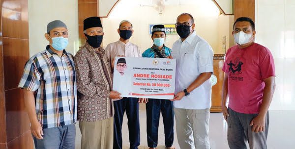 Andre Rosiade Bantu Pembangunan Masjid Al Jadid “Gerbang Unand” 1 BANTUAN MASJID— Anggota DPR RI Andre Rosiade menyerahkan bantuan untuk Masjid Al Jadid, Koto Panjang, Kelurahan Limau Manis, Kecamatan Pauh.
