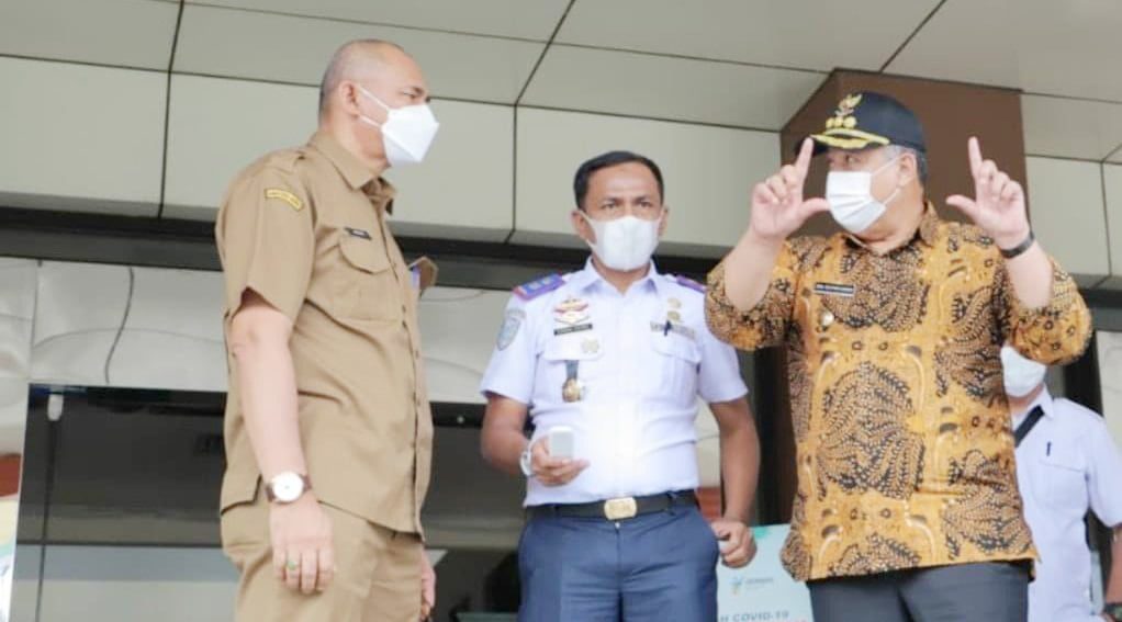 Meninjau pela11yanan pemberian vaksin