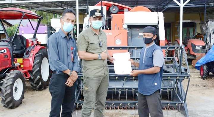 SALURKAN—Meski anggaran terbatas, penyaluran bantuan alat mesin pertanian (Alsintan) tetap berkalan membuktikan pertanian menjadi program prioritas.