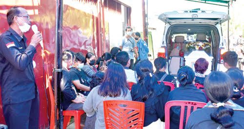 PELEPASAN JENAZAH— Mewakili paman dan kemanakan, Paustinus Gulo,SH yang juga Advokat memberikan sambutan acara pelepasan jenazah Meilasa Waruwu, SH, Selasa (27/7) di rumah duka, di Cendana, Mata Air, Kecamatan Padang Selatan.