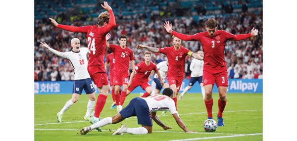 Tiket Final Inggris Dinilai Sedikit “Cacat”, Medsos “Berkicau” 1 TOPSHOT - England's forward Raheem Sterling (C) falls on the ground which led to the awarding of a penalty during the UEFA EURO 2020 semi-final football match between England and Denmark at Wembley Stadium in London on July 7, 2021. (Photo by Laurence Griffiths / POOL / AFP)