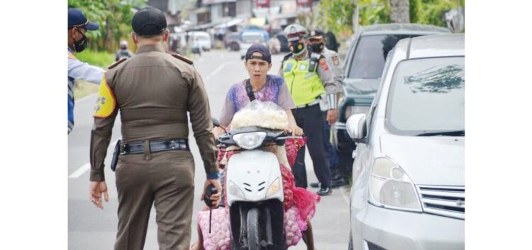 OPERASI— Tim Gabungan Satgas Penanganan Covid-19 gelar operasi yustisi di Jorong Pasar Rabaa, Nagari Kotokaciak, Tanjungraya.