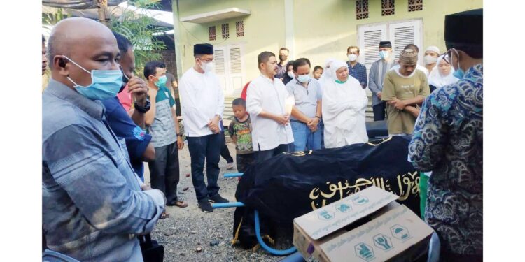 MELAYAT— Wawako Payakumbuh Erwin Yunaz melayat ke rumah duka di Lubuak Basuang.
