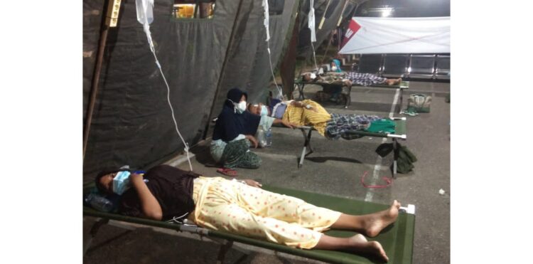 TENDA DARURAT— Sejumlah pasien positif Covid-19 harus menjalani perawatan di tenda sementara karena kamar di RSUD sudah penuh.