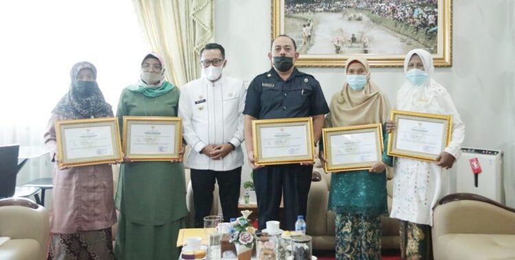 Bupati Eka Putra saat mengundang 5 orang Pegawai Negeri Sipil yang memasuki purna tugas ke ruang kerja bupati di Pagaruyung, Jum’at (9/7).