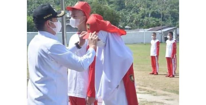 PELATIHAN—Wali Kota Sawahlunto Deri Asta memasang topi Paskibra kepada dua orang perwakilan peserta, sebagai tanda dimulainya secara resmi pelatihan Paskibra.