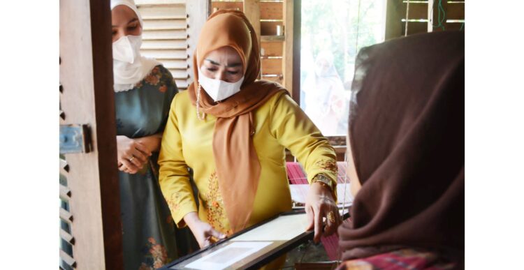 TERUS BERPRODUKSI—Ny Lise Eka Putra ajak pengrajin songket untuk terus berproduksi walau di tengah pandemi.
