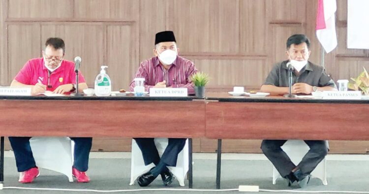 TEMU RAMAH— Pansus PAD DPRD Kabupaten Agam melakukan temu ramah dengan Bupati Agam Andri Warman, Sabtu (10/7).