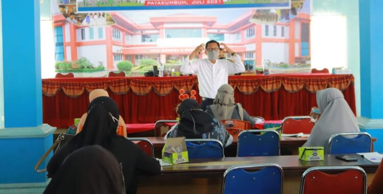 SOSIALISASI—Aktivitas pelaku usaha saat mengikuti sosialisasi.