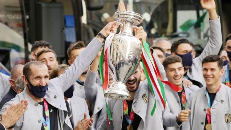 Euro 2020 Usai, Jerman jadi Tuan Rumah 2024 1 ANGKAT PIALA—PemainTimnas Italia sukses menjuarai Euro 2020 usai menundukkan Inggris dalam laga final di Stadion Wembley, London, Inggris.