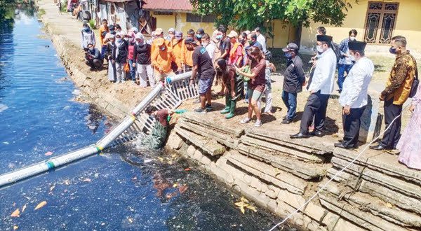 Pemasangan perangkap samp1ah di sungai Gang Sentosa