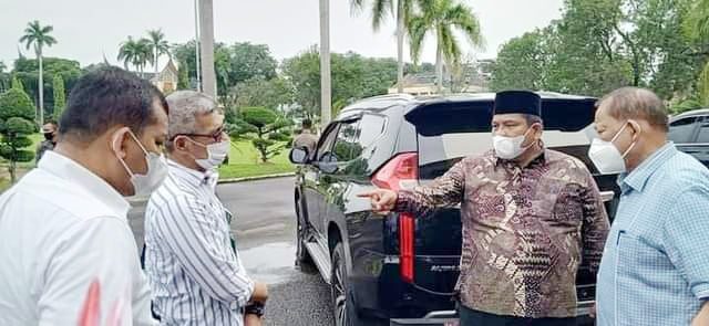 ARAHAN— Bupati Padangpariaman Suhatri Bur usai rapat memberikan arahan pada pihak terkait soal jalan tol.