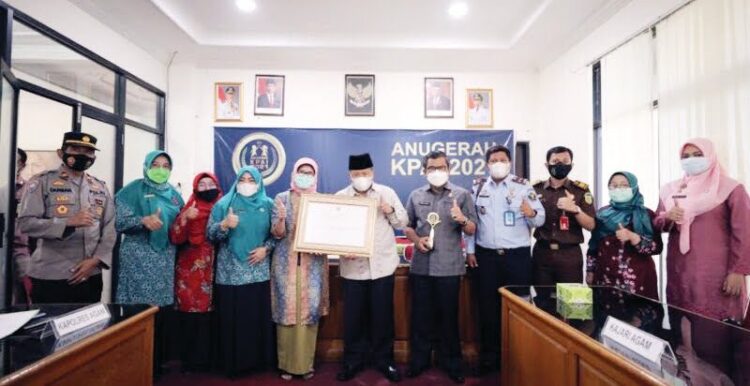 PENGHARGAAN--Bupati  Agam Andri Warman menerima penghargaan KPAI  tahun  2021 secara virtual .