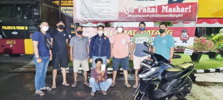 JAMBRET— Pelaku jambret dikawasan GOR H. Agus Salim Padang ditangkap Kamis (8/7) malam usai beraksi Rabu. Satu rekan pelaku dinyatakan masuk daftar pencarian orang (DPO)