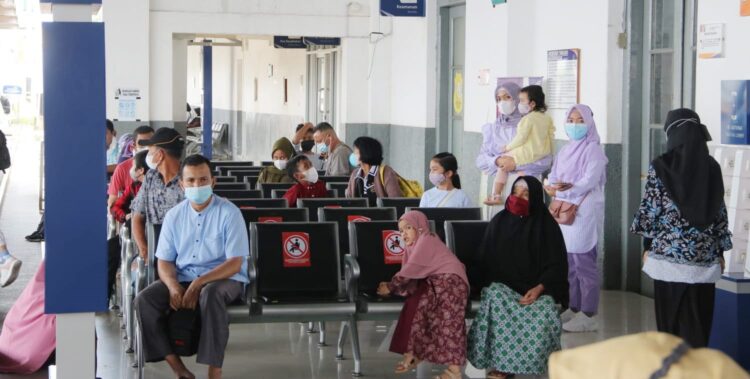 PROKES KETAT—  Dengan diberlakukannya PPKM Darurat di Padang mulai Senin (12/7) hingga 20 Juli, KA lokal hanya diperbolehkan bagi penumpang atau pelaku perjalanan untuk perkantoran sektor esensial dan sektor kritikal.